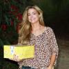 Denise Richards et son père arrivent avec des gâteaux à une soirée, le 30 juillet 2010