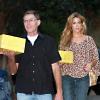 Denise Richards et son père arrivent avec des gâteaux à une soirée, le 30 juillet 2010