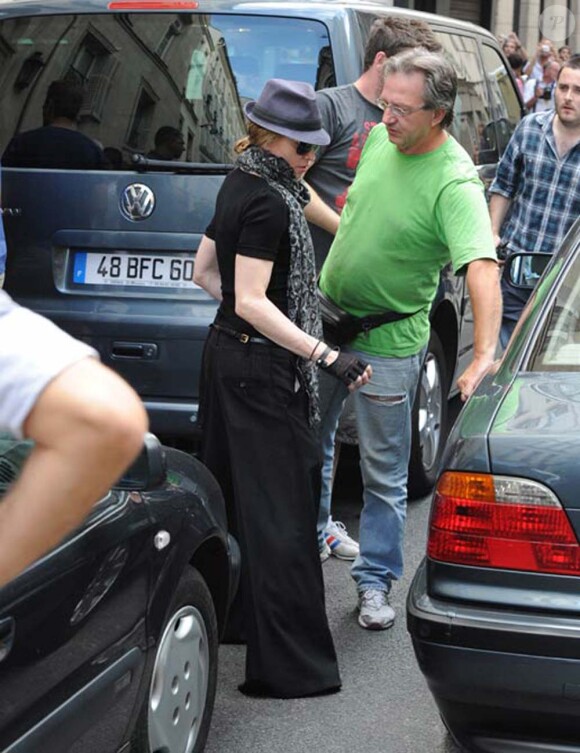 Madonna sur le tournage de W.E., rue de Grenelle, à Paris, le 31 juillet 2010