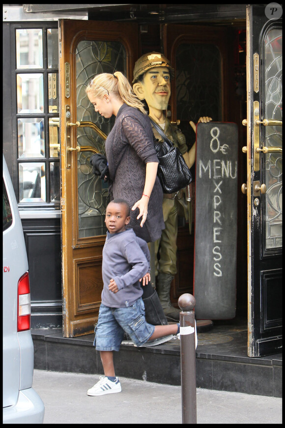 Les enfants de Madonna mange chez American Dream le 1er août 2010 pendant que leur mère tourne le film W.E. Sur la photo : David