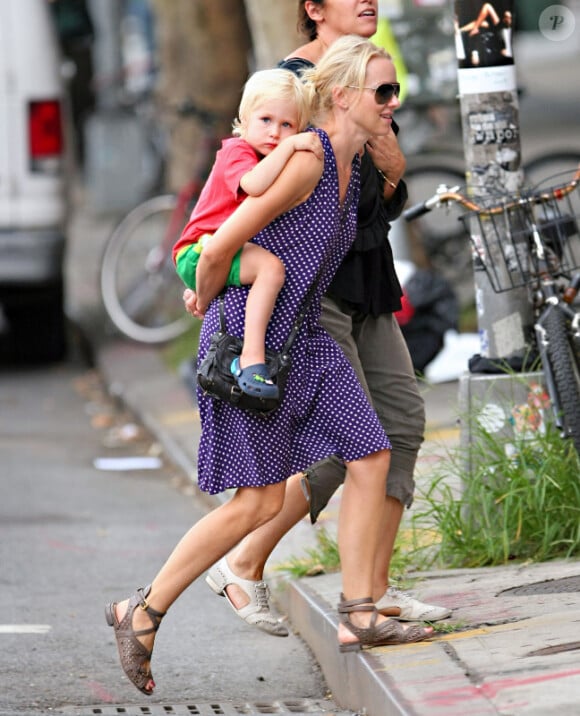Naomi Watts et son fils Alexander Pete Schreiber sont allés dans un parc d'East Village à New York le 3 août 2010