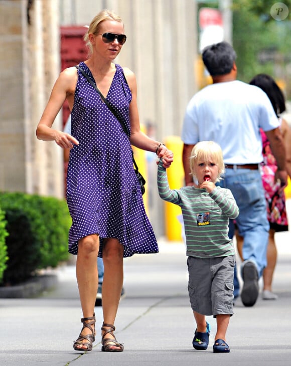Naomi Watts et son fils Alexander Pete Schreiber sont allés dans un parc d'East Village à New York le 3 août 2010