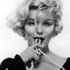 Marilyn Monroe, de son vrai nom Norma Jeane Baker, reste encore aujourd'hui la plus grande icône glamour du tout Hollywood. Son style, sa beauté et son charisme font encore l'unanimité.