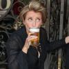 Emma Thompson goûte à la bière du pub d'en face ! (vendredi 6 août 2010 sur le Walf of Fame à Los Angeles)