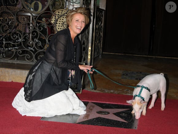 Emma thompson, en grande conversation avec... a pig !(vendredi 6 août 2010 sur le Walf of Fame à Los Angeles)