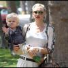 Zuma aime être la star : un petit coucou aux photographes ! 31 juillet à Los Angeles)