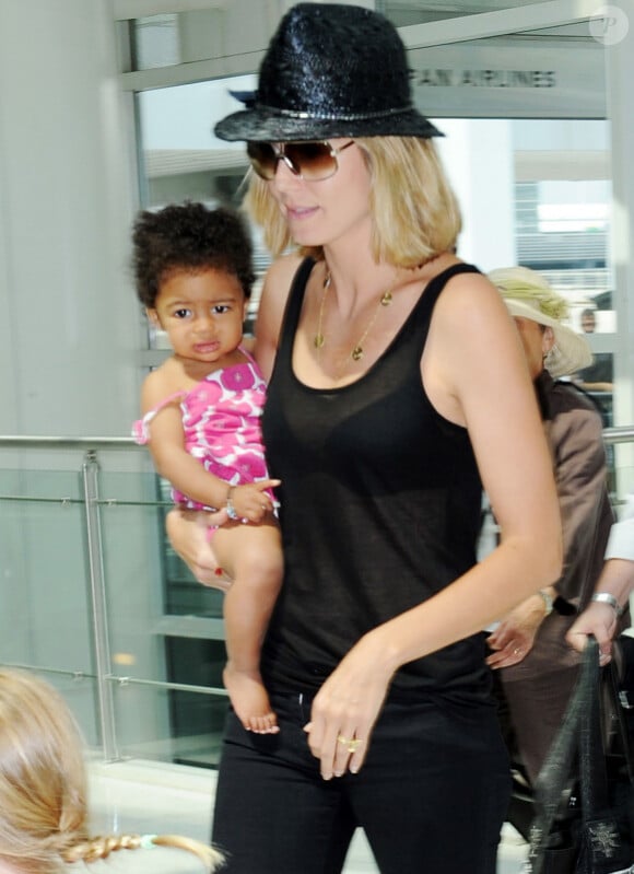 Heidi Klum et ses enfants à l'aéroport juste avant qu'elle ne débarque en France.