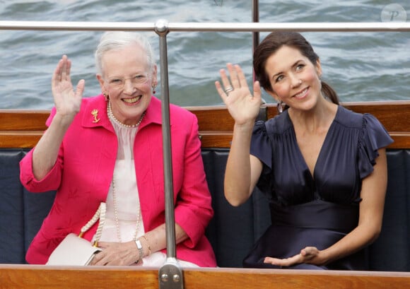 Mary de Danemark et sa belle-mère la reine Margrethe se rendent au 500e anniversaire de la flotte danoise à Copenhague le 10 août 2010