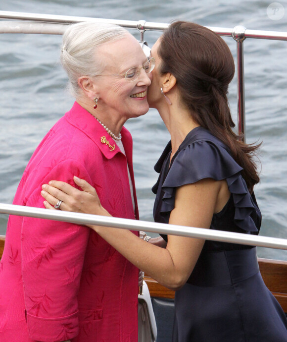 Mary de Danemark salue la reine Margrethe lors du 500e anniversaire de la flotte danoise à Copenhague le 10 août 2010