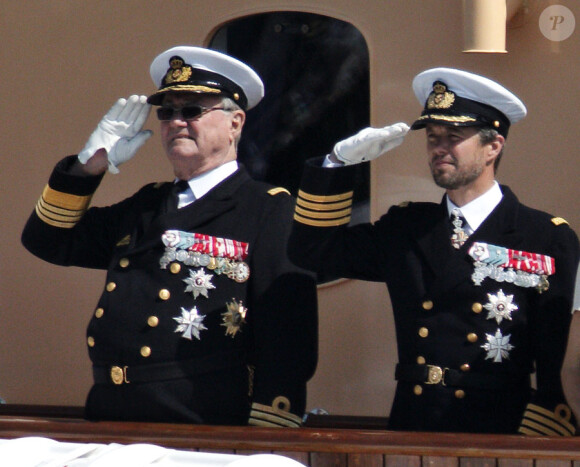 Le prince consort Henrik et son fils Frederik célèbrent le 500e anniversaire de la flotte danoise à Copenhague le 10 août 2010