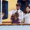 Mary de Danemark célèbre en beauté le 500e anniversaire de la flotte danoise à Copenhague le 10 août 2010 : elle est entourée de son époux le prince héritier Frederik et leurs enfants Christian et Isabella