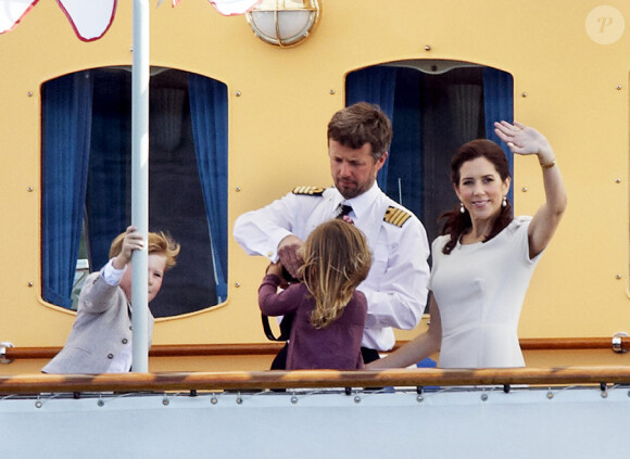 Mary de Danemark célèbre en beauté le 500e anniversaire de la flotte danoise à Copenhague le 10 août 2010 : elle est entourée de son époux le prince héritier Frederik et leurs enfants Christian et Isabella