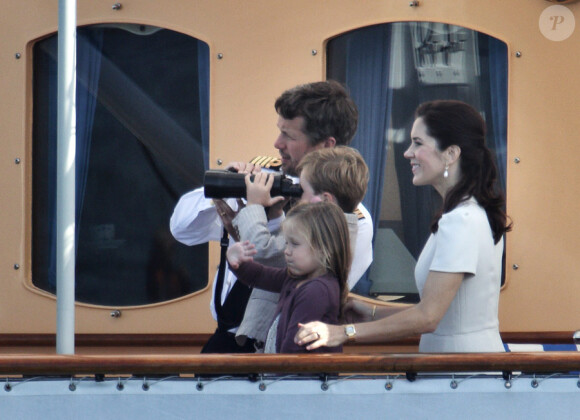 Mary de Danemark assiste avec son époux le prince héritier Frederik et leurs enfants Christian et Isabella au 500e anniversaire de la flotte danoise à Copenhague le 10 août 2010