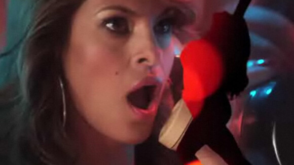 Eva Mendes : Regardez la beauté hollywoodienne dans un clip sexy et... cheap !