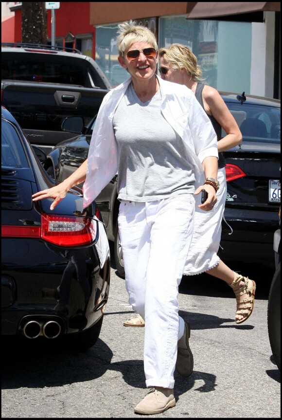 Déjeuner en amoureux pour Portia de Rossi et Elle DeGeneres, à Los Angeles, le 12 août 2010