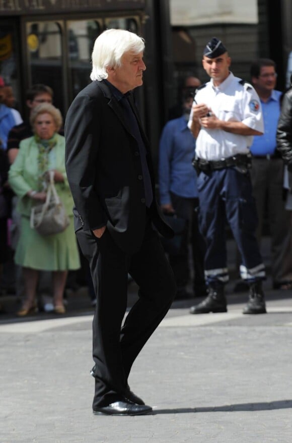 Jacques Perrin à la sortie des obsèques de Bruno Cremer, en l'église Saint-Thomas d'Aquin, dans le VIIe arrondissement de Paris, le 13 août 2010.