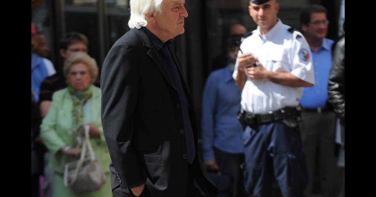 Jacques Perrin à la sortie des obsèques de Bruno Cremer, en l'église