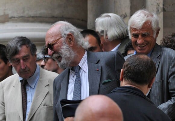 Jean-Pierre Marielle et Jean-Paul Belmondo à la sortie des obsèques de Bruno Cremer, en l'église Saint-Thomas d'Aquin, dans le VIIe arrondissement de Paris, le 13 août 2010.