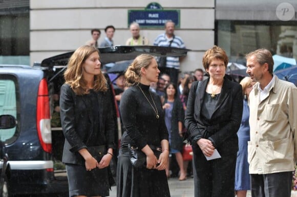 La famille Cremer - Chantal, Constance, Marie-Clémentine - à la sortie des obsèques de Bruno Cremer, en l'église Saint-Thomas d'Aquin, dans le VIIe arrondissement de Paris, le 13 août 2010.