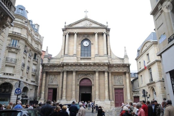 La sortie des obsèques de Bruno Cremer, en l'église Saint-Thomas d'Aquin, dans le VIIe arrondissement de Paris, le 13 août 2010.