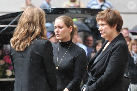 La famille Cremer - Chantal, Constance, Marie-Clémentine - à la sortie des obsèques de Bruno Cremer, en l'église Saint-Thomas d'Aquin, dans le VIIe arrondissement de Paris, le 13 août 2010.