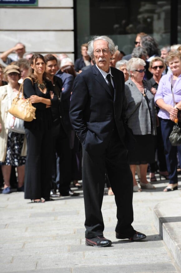 Jean Rochefort à la sortie des obsèques de Bruno Cremer, en l'église Saint-Thomas d'Aquin, dans le VIIe arrondissement de Paris, le 13 août 2010.