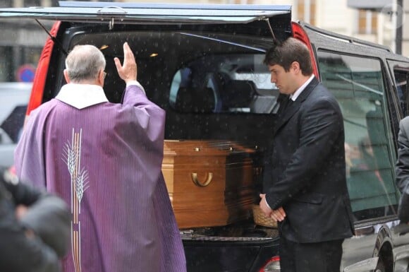 La sortie des obsèques de Bruno Cremer, en l'église Saint-Thomas d'Aquin, dans le VIIe arrondissement de Paris, le 13 août 2010.