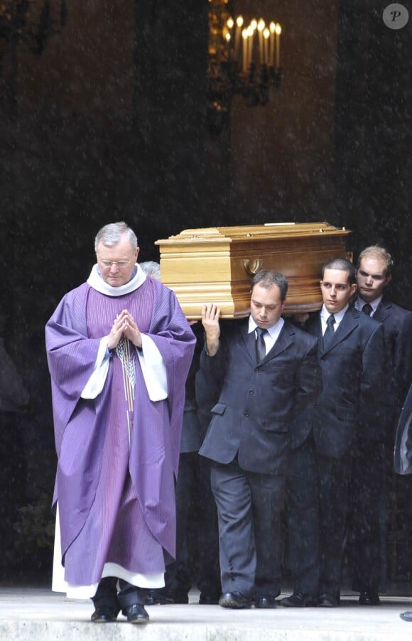 Jean-Paul Belmondo à la sortie des obsèques de Bruno Cremer, en l'église Saint-Thomas d'Aquin, dans le VIIe arrondissement de Paris, le 13 août 2010.