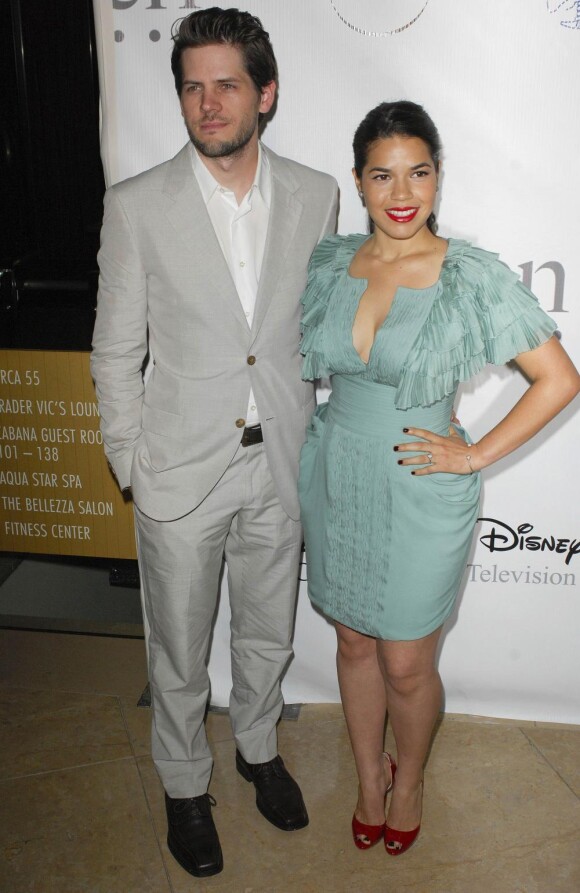 America Ferrera et son fiancé Ryan Piers assistent aux Imagen Awards, à Los Angeles, le 15 août 2010.