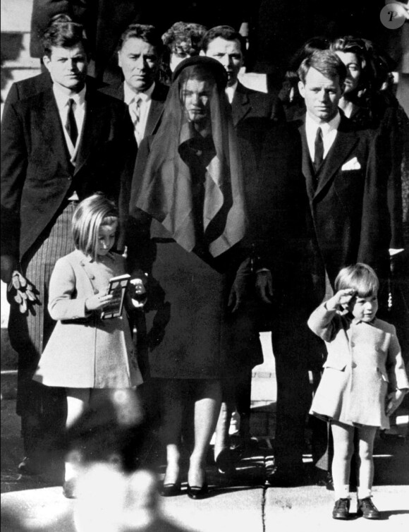 Jackie Kennedy lors des funérailles de JFK en 1963 accompagnée de ses enfants 