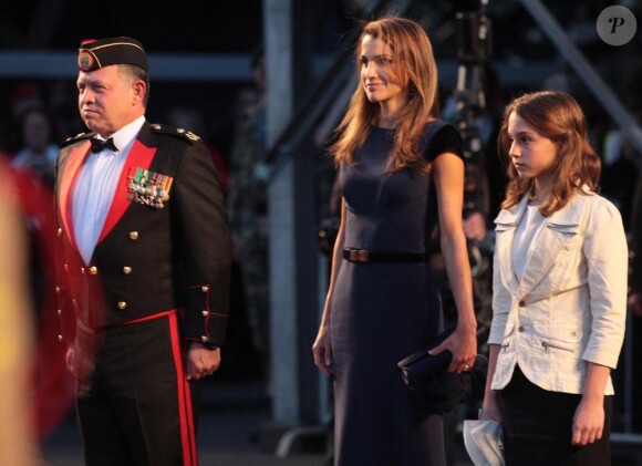 Rania de Jordanie, le roi Abdallah II et leur fille Iman le 19 août 2010 en Ecosse lors d'une cérémonie militaire.
