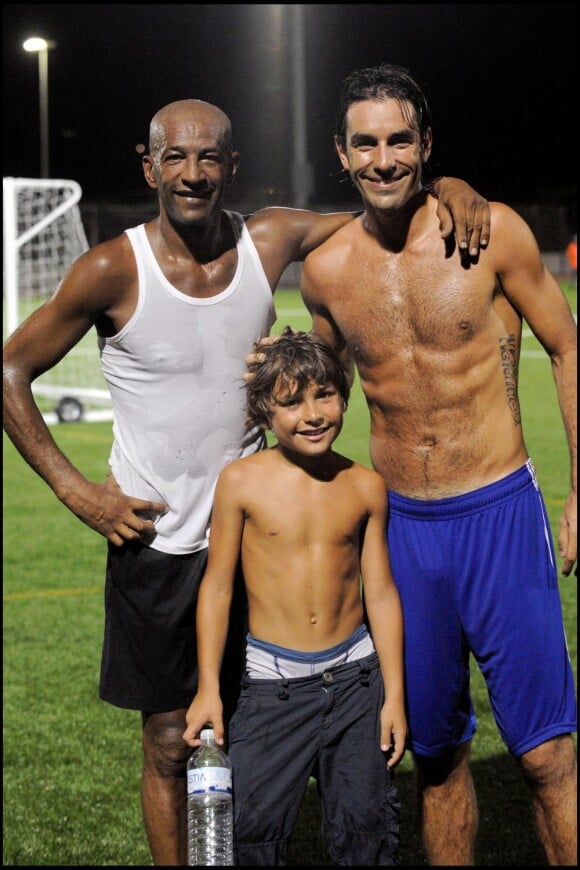 José Touré, Robert Pires, les fils d'Yves Rénier et le fils de José Touré lors du match qui opposait les people aux ex-stars du foot