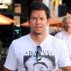 Mark Wahlberg s'offre une glace chez Baskin Robbins à Beverly Hills pendant que ses enfants attendent dans la voiture le 20 août 2010