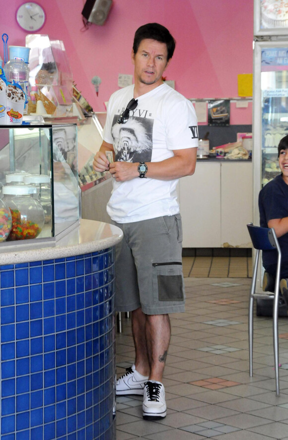 Mark Wahlberg s'offre une glace chez Baskin Robbins à Beverly Hills pendant que ses enfants attendent dans la voiture le 20 août 2010 