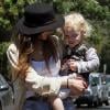 Ashlee Simpson se promène aux abords de Los Angeles, samedi 14 août, en compagnie de son fils Bronx Mowgli.