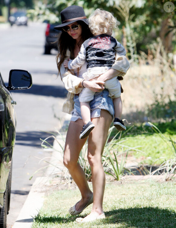 Ashlee Simpson se promène aux abords de Los Angeles, samedi 14 août, en compagnie de son fils Bronx Mowgli.