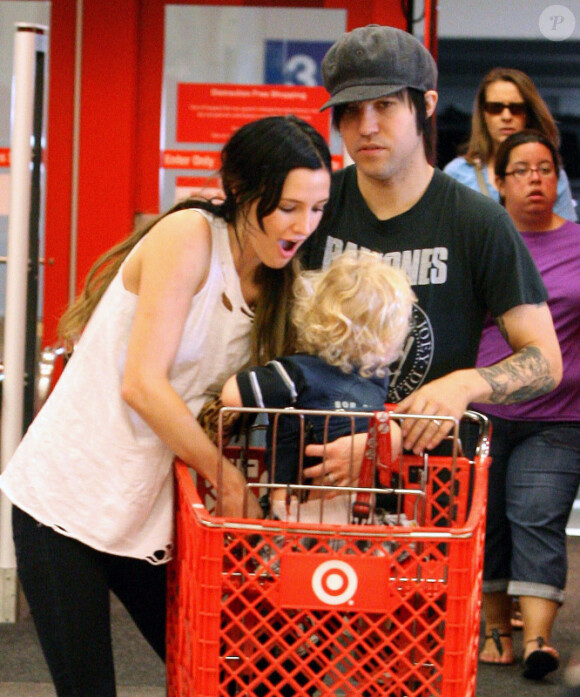 Ashlee Simpson entourée des deux hommes de sa vie dans un centre commercial près de Los Angeles le 21 août 2010