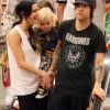Ashlee Simpson entourée des deux hommes de sa vie dans un centre commercial près de Los Angeles le 21 août 2010