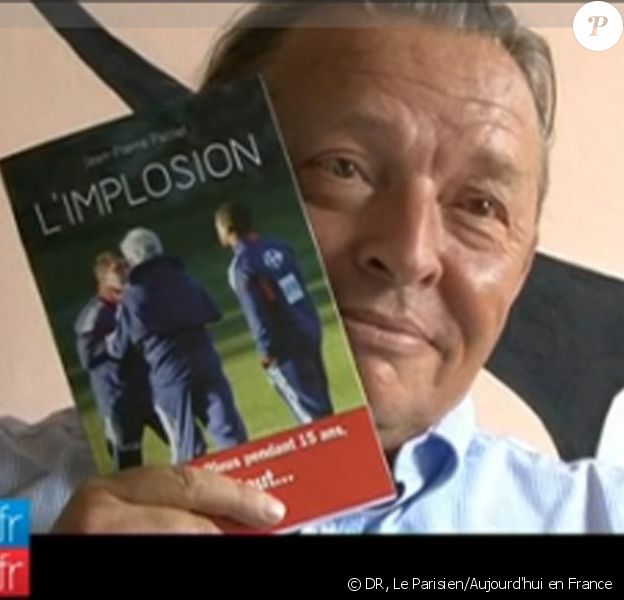 Jean-Pierre Paclet, ancien médecin des Bleus auprès de Raymond Domenech, raconte "factuellement" comment fonctionne le foot français dans le brûlot L'Implosion.