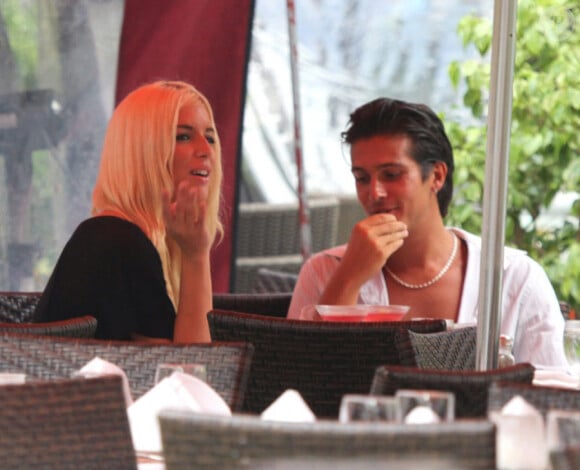 Le boyfriend de Shauna Sand avec une autre blonde... en train de déjeuner et de l'embrasser ! 22 août 2010 à Miami