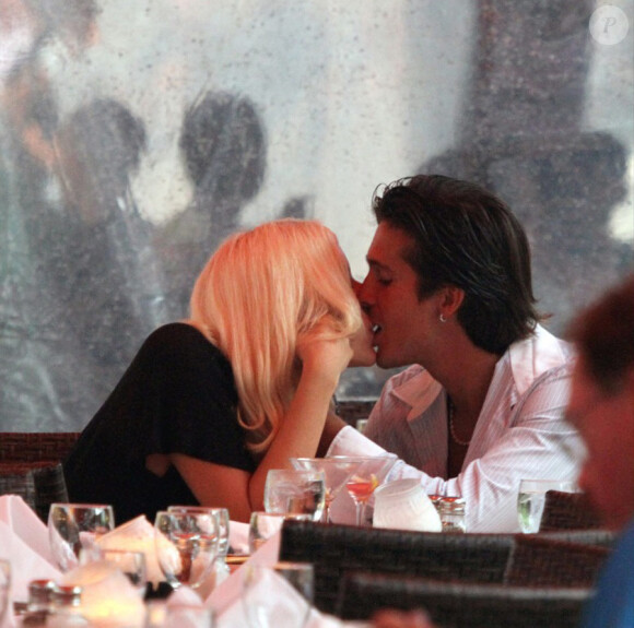 Le boyfriend de Shauna Sand avec une autre blonde... en train de déjeuner et de l'embrasser ! 22 août 2010 à Miami