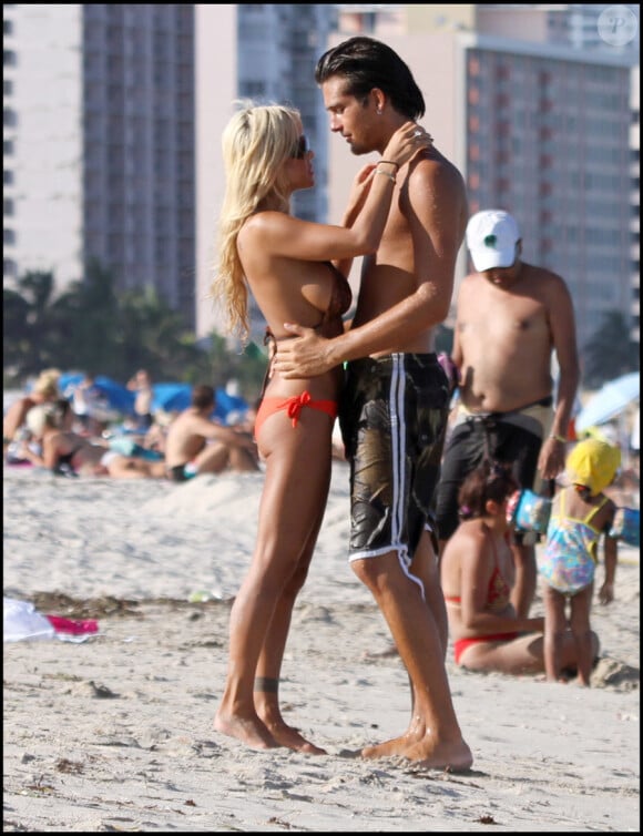 Shauna Sand avec son boyfriend le 16 août 2010 soit un peu d'une semaine avant qu'il ne la trompe...