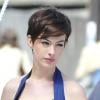 Anne Hathaway, coupe courte et air mystérieux