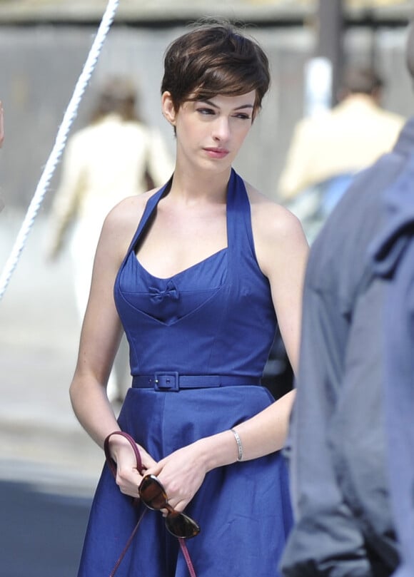 Anne Hathaway, coupe courte et air mystérieux