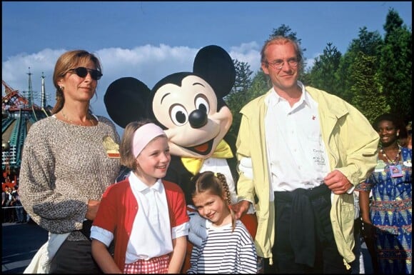 Laurent Fignon en famille, avec son ex-épouse et leurs enfants, en 1995 à Disneyland.