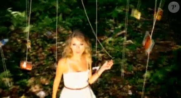 Taylor Swift dans le clip de Mine, août 2010