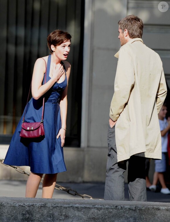 Anne Hathaway sur le tournage du film One Day, à Paris le 1er septembre 2010