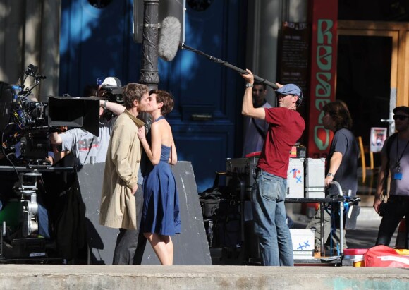 Anne Hathaway et Jim Struges sur le tournage du film One Day, à Paris le 1er septembre 2010