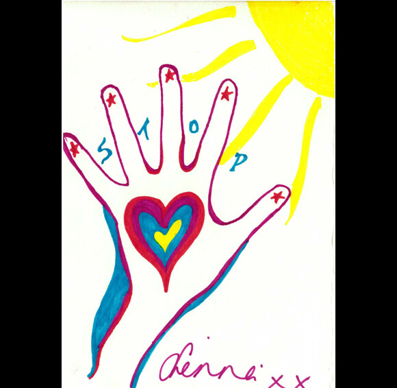La main de Sienne Miller en soutien à la lutte contre le trafic sexuel des mineurs