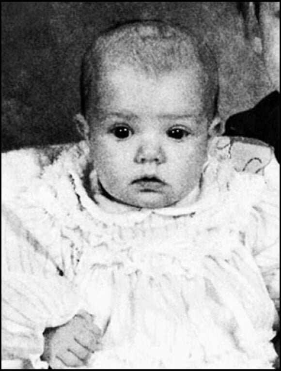 Mais qui est cet adorable bébé ?
Indice : Est-ce par nostalgie qu'elle se rasera la tête quelques années plus tard ?